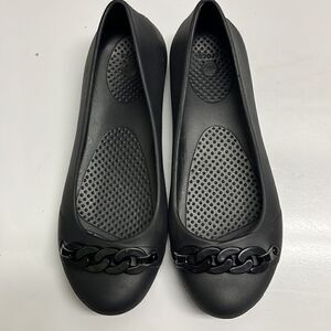 Crocs Women’s Gianna Black Rounded Ballet Flat with Chain Link Accent- Size 6